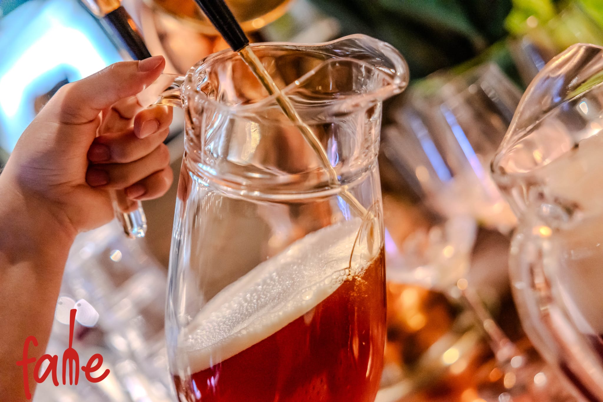 Una caraffa di birra ambrata da condividere a tavola