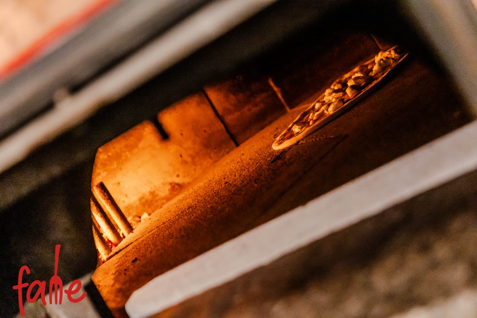La pizza cuoce nel calore del forno FAME