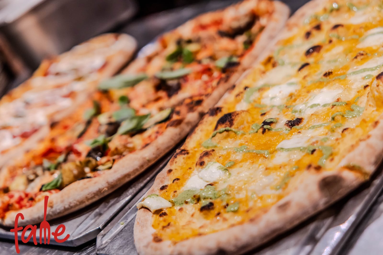 Pizze appena sfornate con farciture diverse