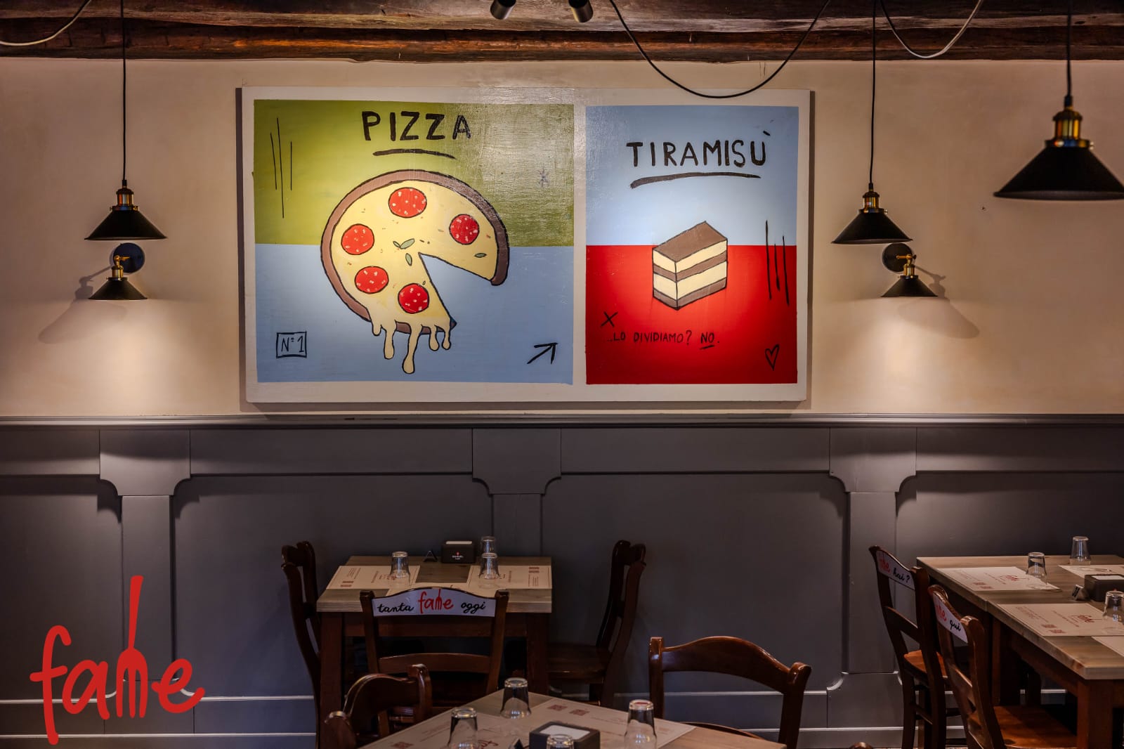 Illustrazioni artigianali di pizza e tiramisù nella sala